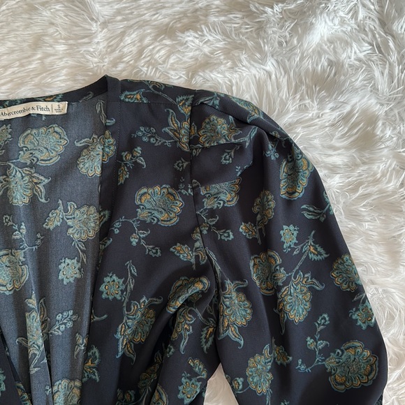 Abercrombie & Fitch Wrap Blouse- Blue Floral Long Sleeve Size Small - Picture 9 of 11